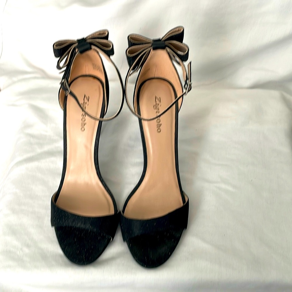 Authentic Zigi soho Black ankle strap, heel sandal size 9.5